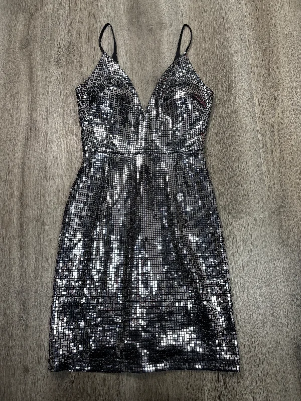 Weekend Special Dress Party Short By Clothes Mentor In Silver, Size: Xs