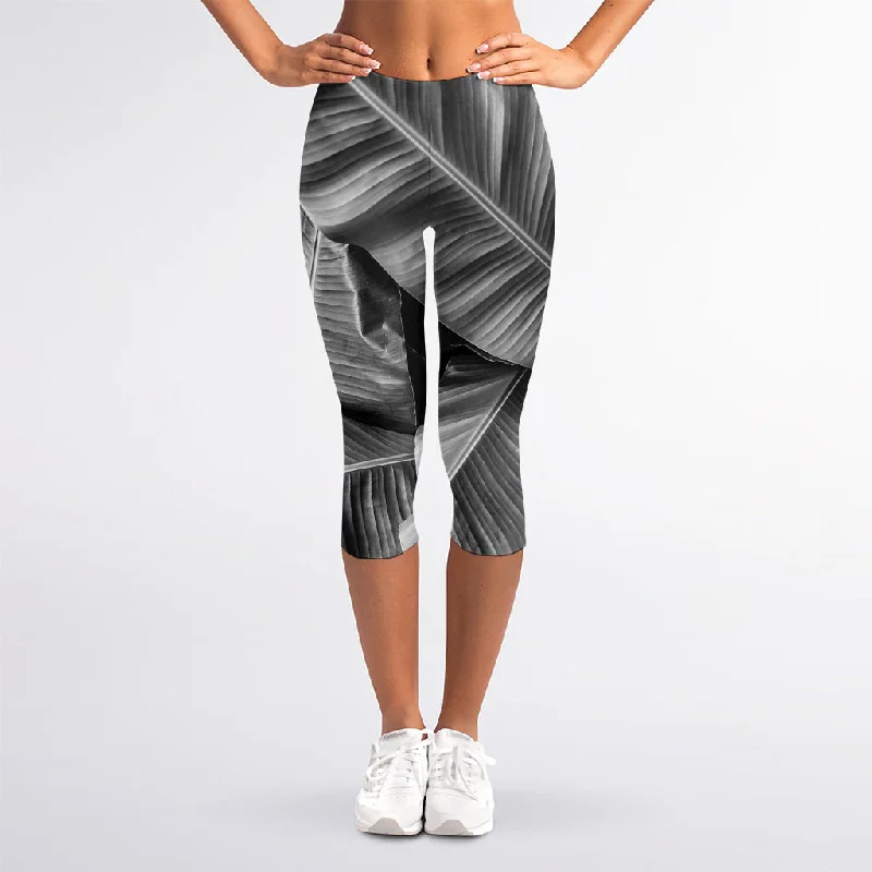 Big Discounts Black And White Banana Leaf Print Women's Capri Leggings