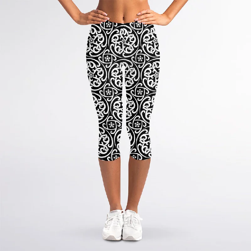 Markdowns Black And White Celtic Pattern Print Women's Capri Leggings