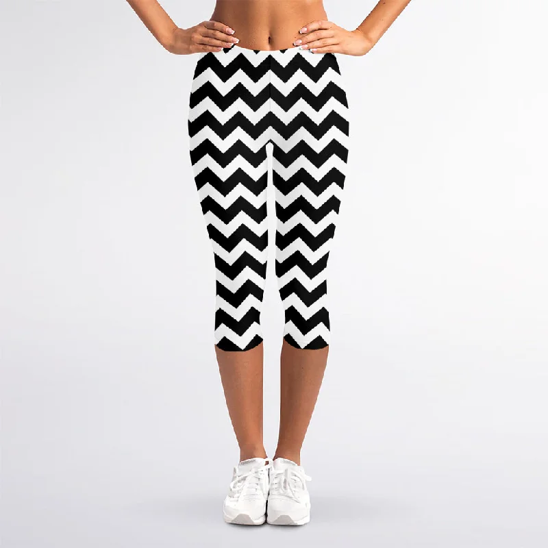 New Deals Black And White Chevron Pattern Print Women's Capri Leggings