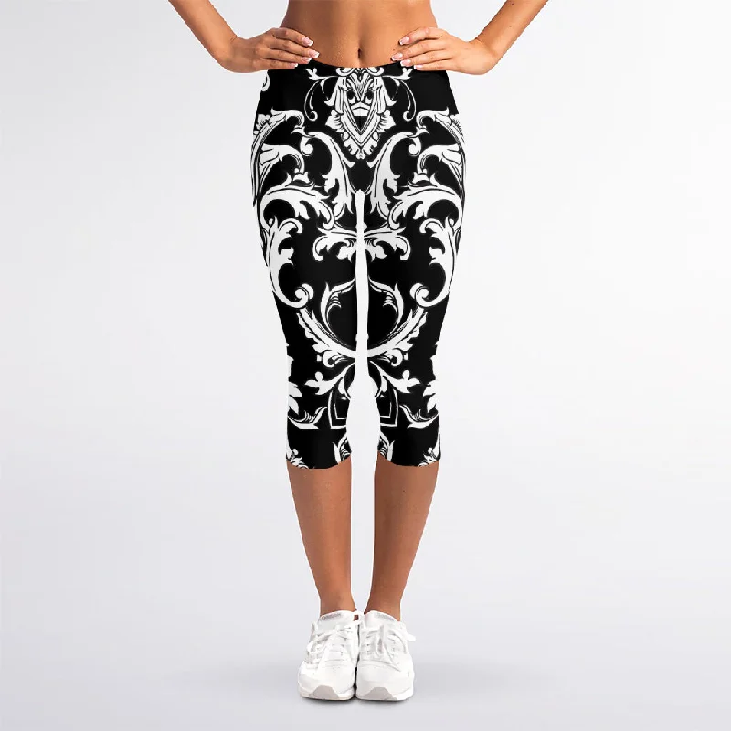Price Buster Black And White Damask Pattern Print Women's Capri Leggings