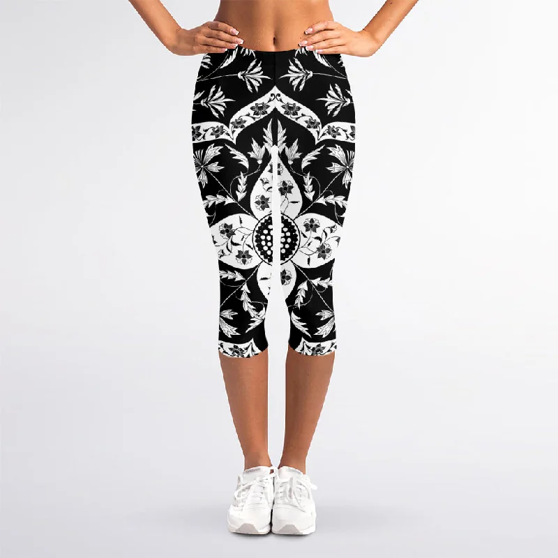Crazy Savings Black And White Lotus Mandala Print Women's Capri Leggings