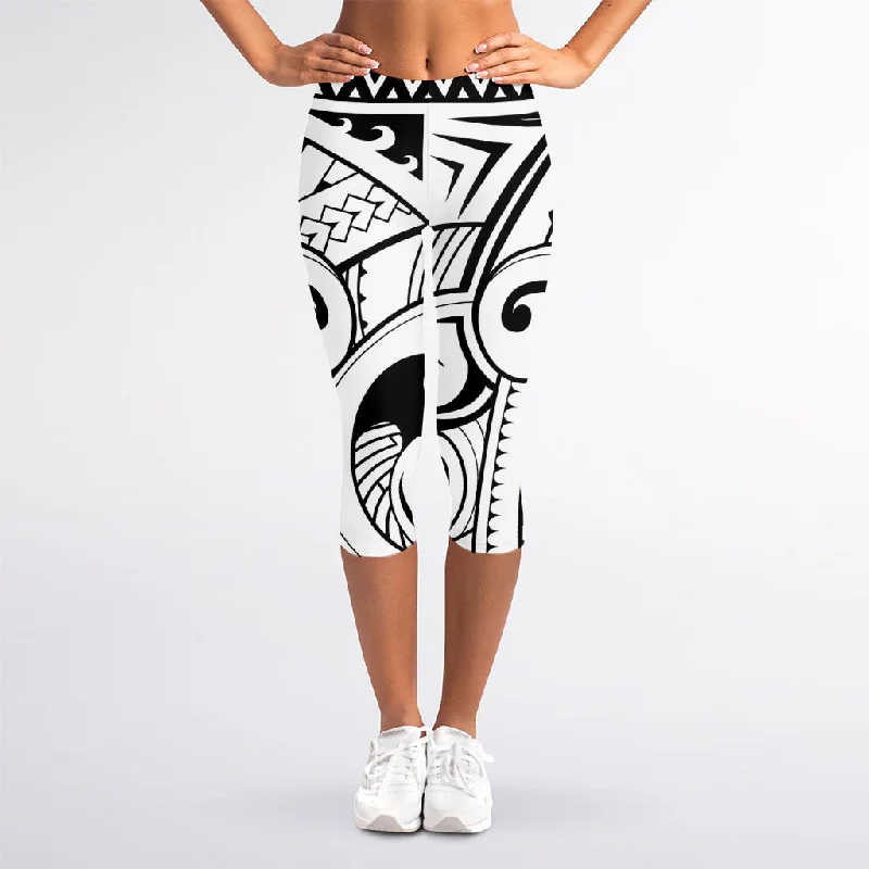 Can't Be Beat Black And White Maori Pattern Print Women's Capri Leggings