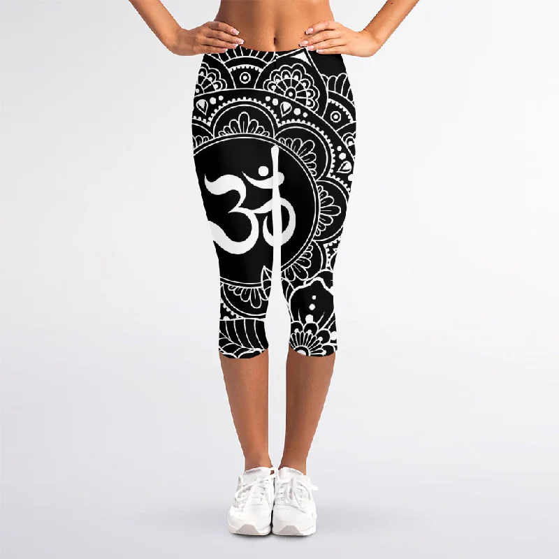 Best Bargains Black And White Om Print Women's Capri Leggings
