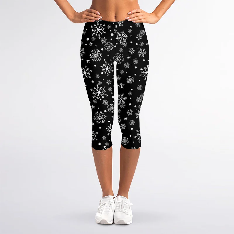 Shop and Save Black And White Snowflake Pattern Print Women's Capri Leggings