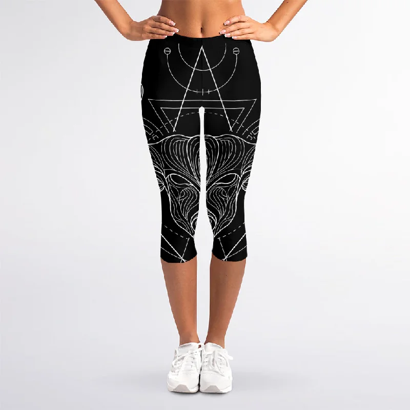 Early Access Black And White Taurus Sign Print Women's Capri Leggings