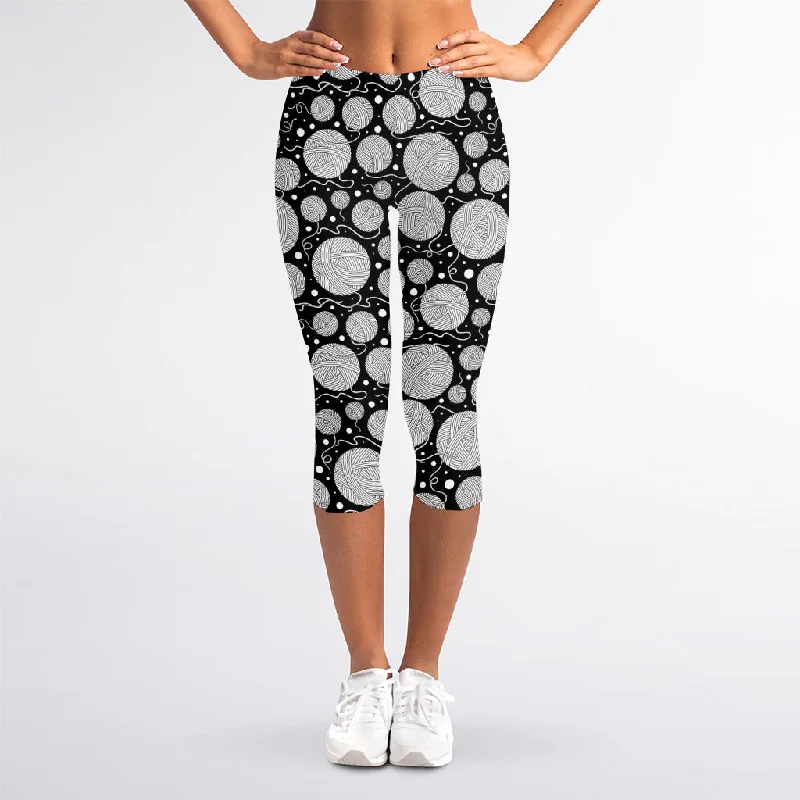 Take Advantage Black And White Yarn Pattern Print Women's Capri Leggings