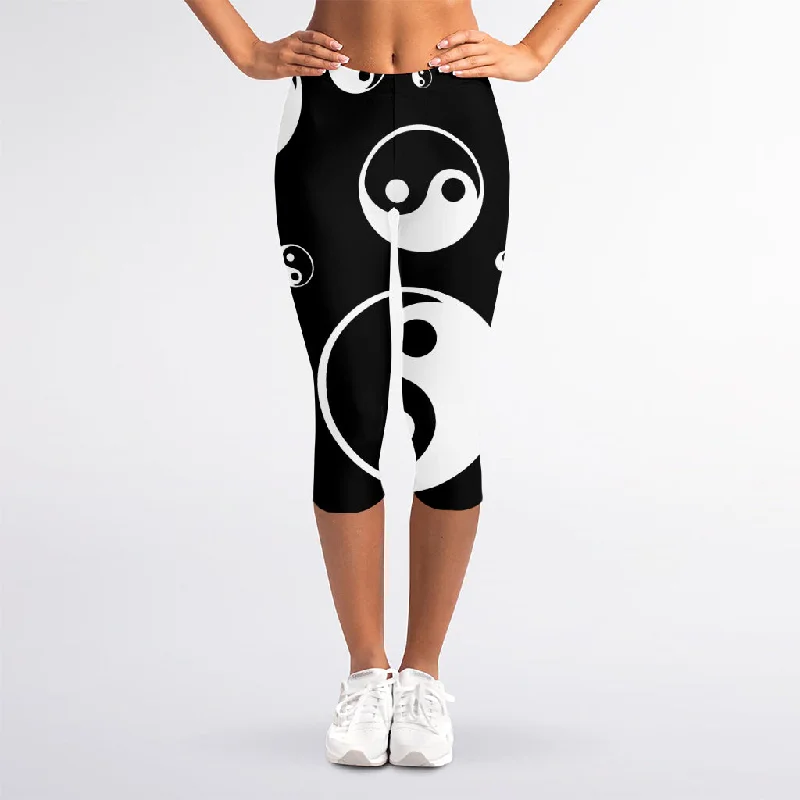 Steals and Deals Black And White Yin Yang Pattern Print Women's Capri Leggings