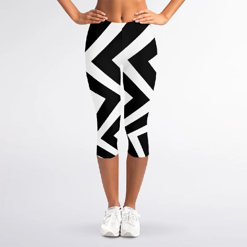 Midnight Madness Black And White Zigzag Dazzle Print Women's Capri Leggings