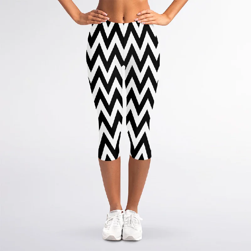 Deep Discounts Black And White Zigzag Pattern Print Women's Capri Leggings